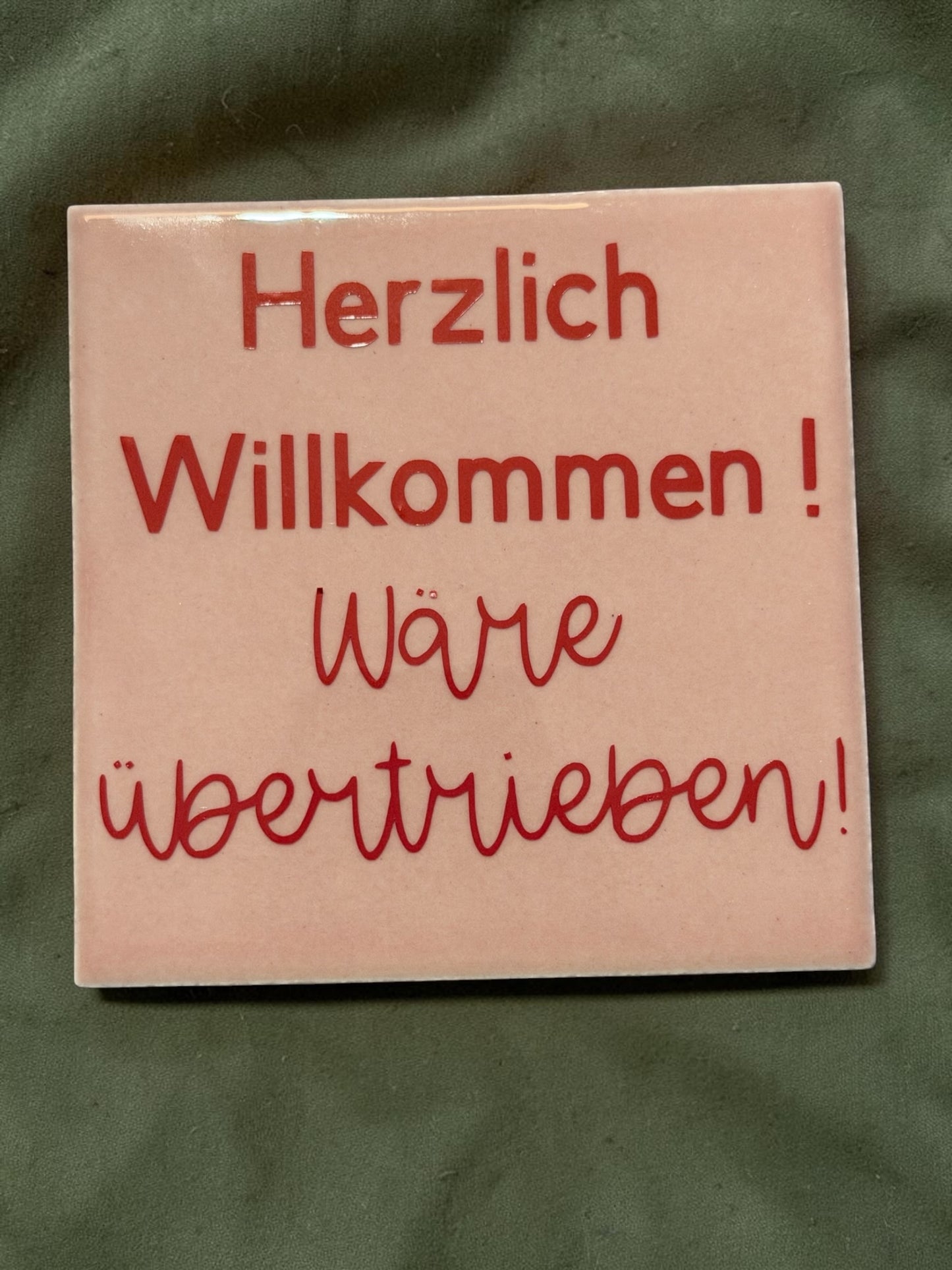 Spruch-Kachel – „ Herzlich Willkommen. Wäre übertrieben "