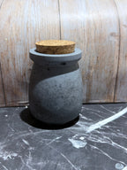 Handgemachtes Beton oder Gießpulver Gefäß mit Korkdeckel - Minimalistische Aufbewahrung & moderne Wohnaccessoires