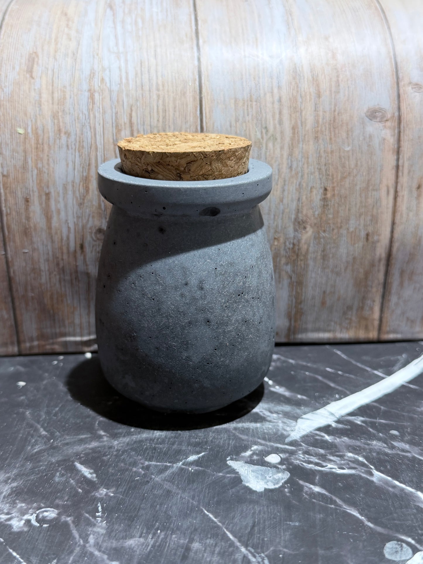 Handgemachtes Beton oder Gießpulver Gefäß mit Korkdeckel - Minimalistische Aufbewahrung & moderne Wohnaccessoires