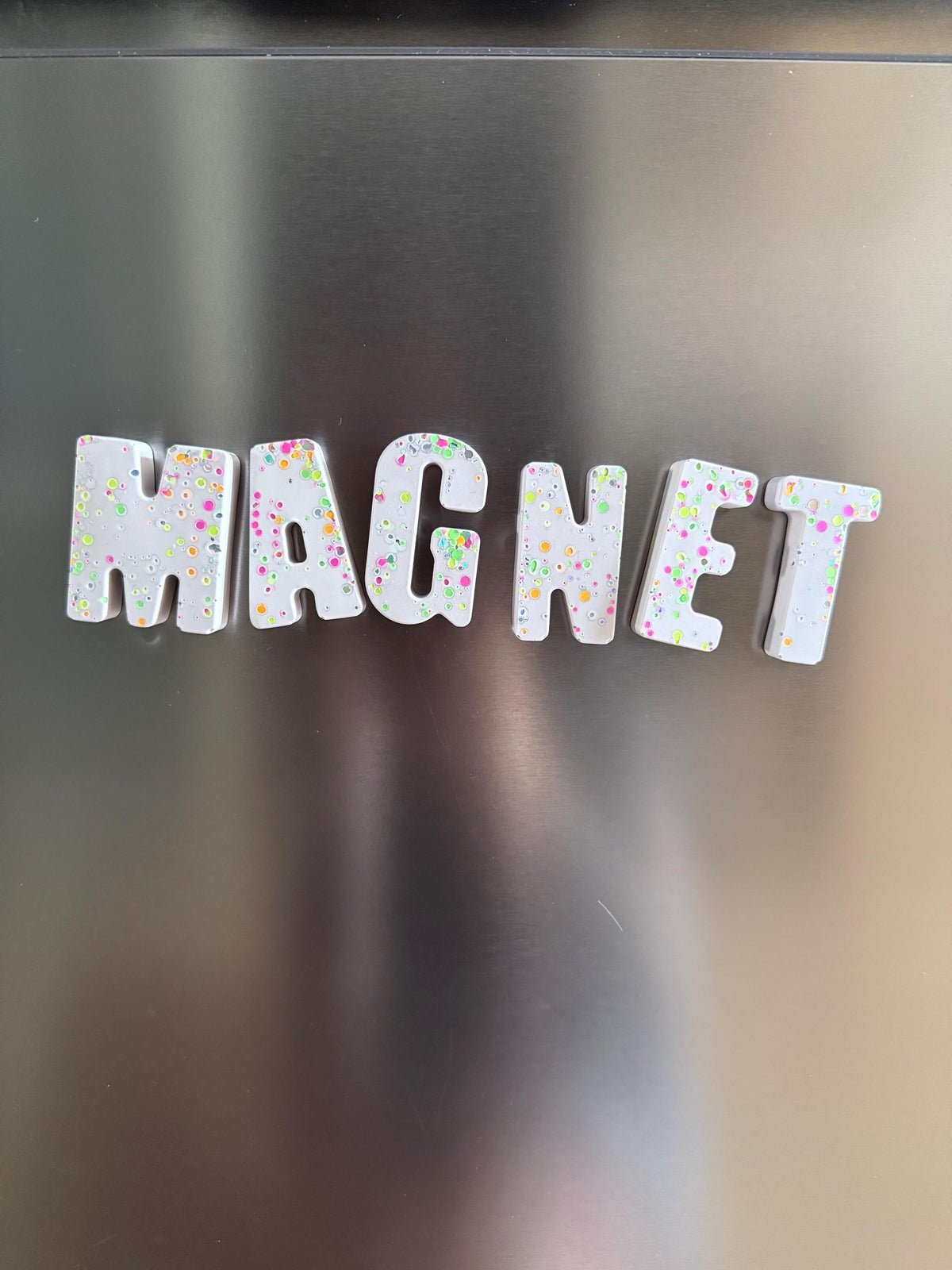 Magnetbuchstaben – Handgemachte Buchstaben mit buntem Konfetti – Personalisierte Kühlschrankmagnete