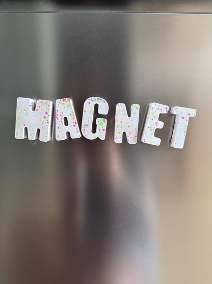 JESIN Magnetbuchstaben – Handgemachte Resin Buchstaben mit buntem Konfetti – Personalisierte Kühlschrankmagnete