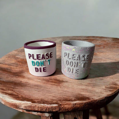 Witziger Blumentopf aus Gießmasse | „Please Don’t Die“ Pflanzenübertopf | Handmade Dekoration für Zimmerpflanzen | Geschenk für Pflanze