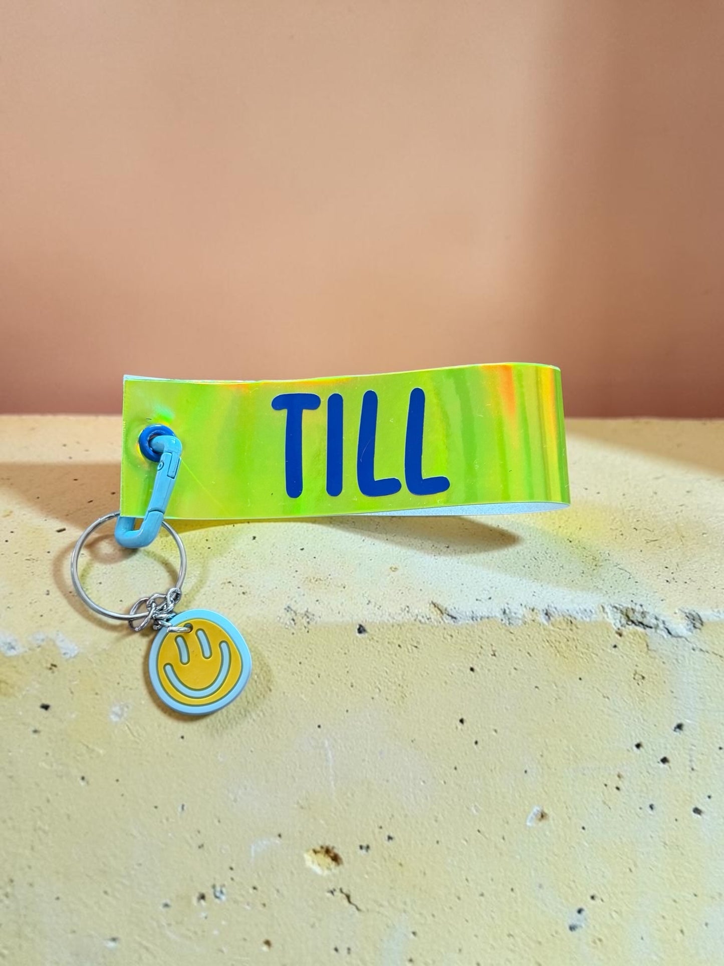Personalisierter Schlüsselanhänger aus Kunstleder – Name oder Spruch | Statement Keychain mit Charms | Handmade Geschenk