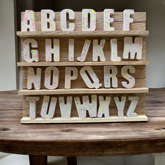 JESIN Magnetbuchstaben – Handgemachte Resin Buchstaben mit buntem Konfetti – Personalisierte Kühlschrankmagnete