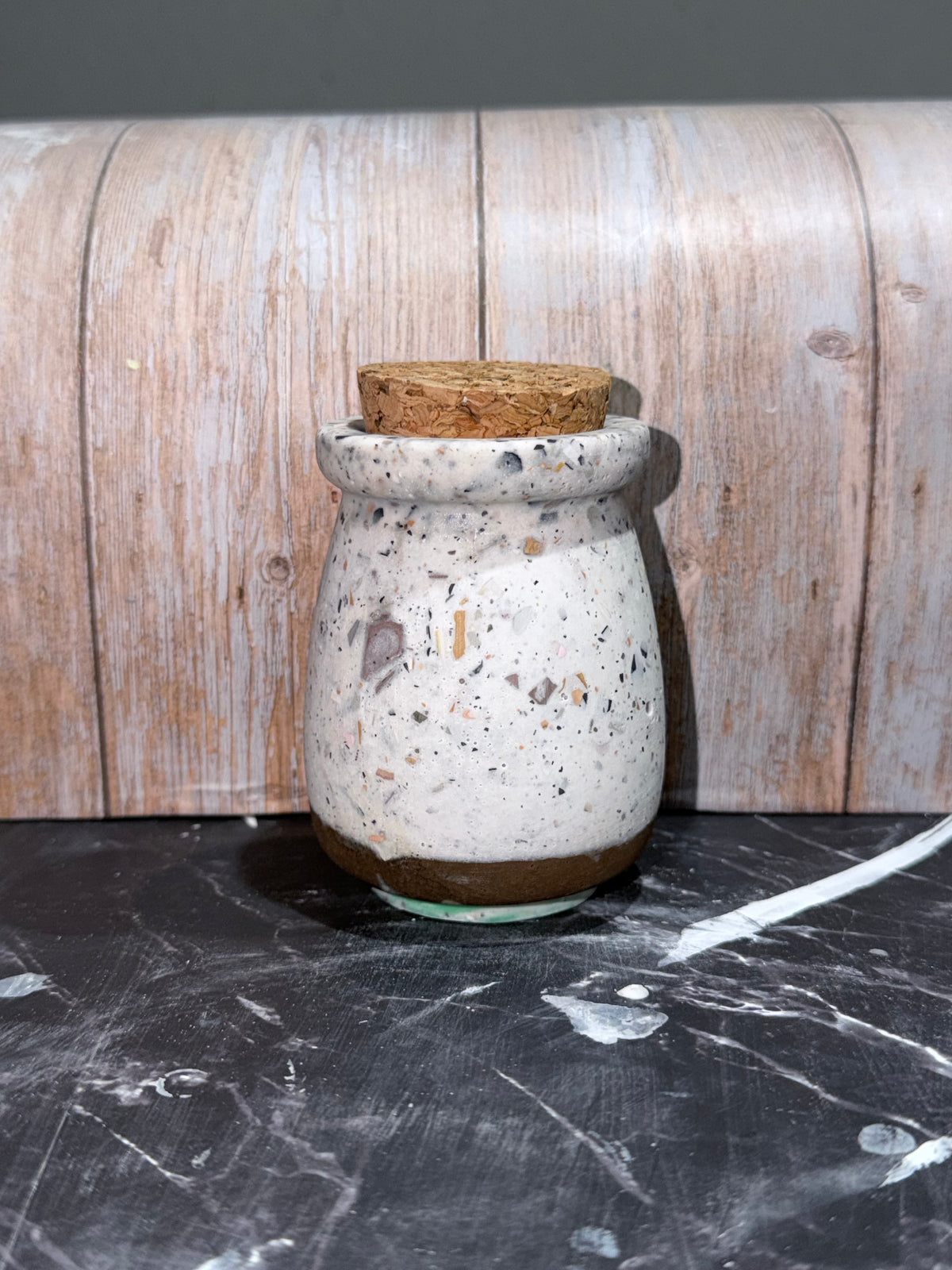 Handgemachtes Beton oder Gießpulver Gefäß mit Korkdeckel - Minimalistische Aufbewahrung & moderne Wohnaccessoires
