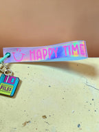 Personalisierter Schlüsselanhänger aus Kunstleder – Name oder Spruch | Statement Keychain mit Charms | Handmade Geschenk