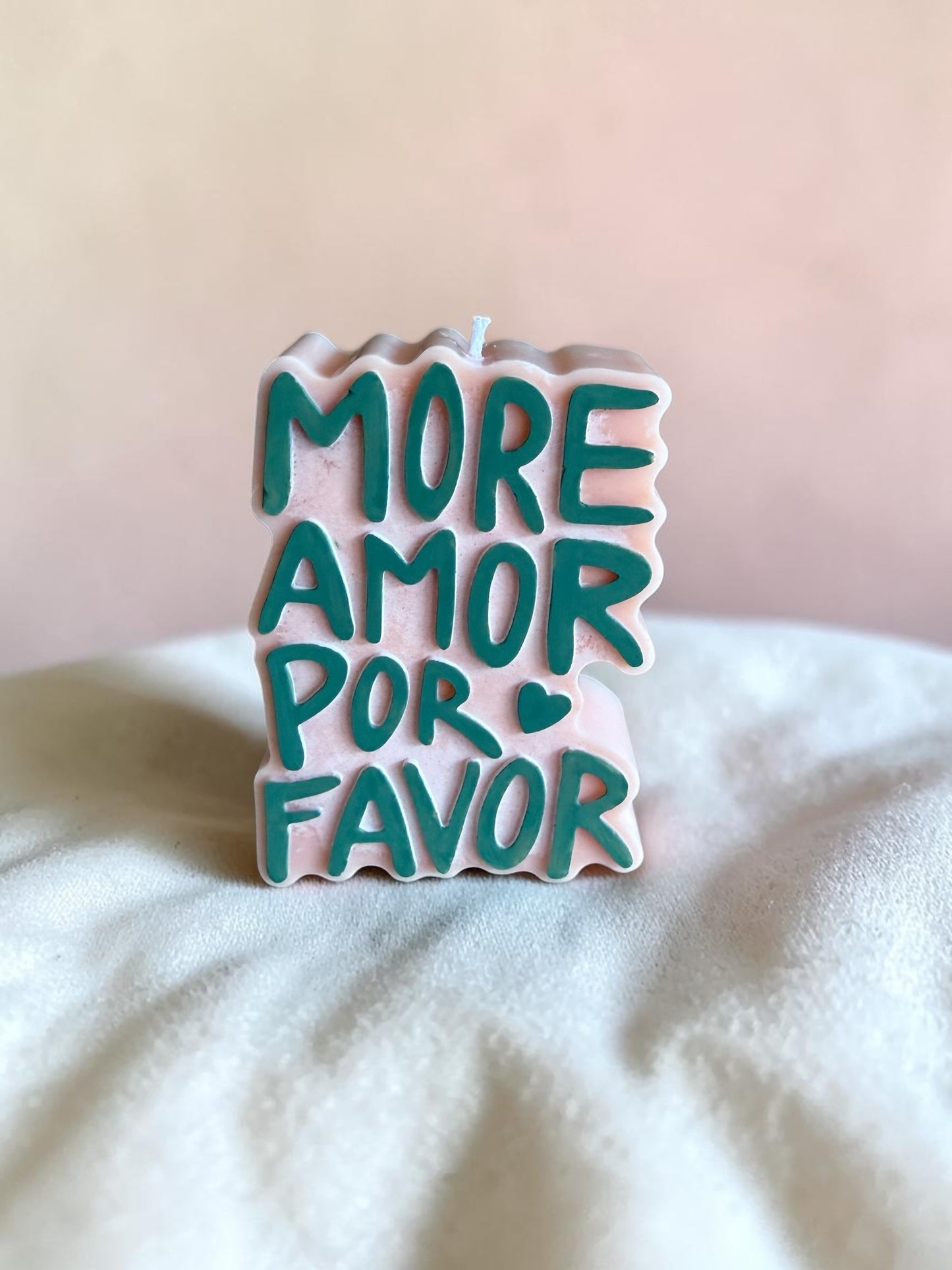 Handgegossene Statement Kerze „More Amor Por Favor“ – Bio Sonnenblumenwachs, handmade Deko Kerze