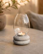Handgemachtes Windlicht aus Beton mit Glasaufsatz