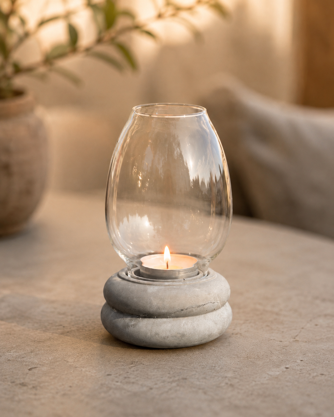 Handgemachtes Windlicht aus Beton mit Glasaufsatz