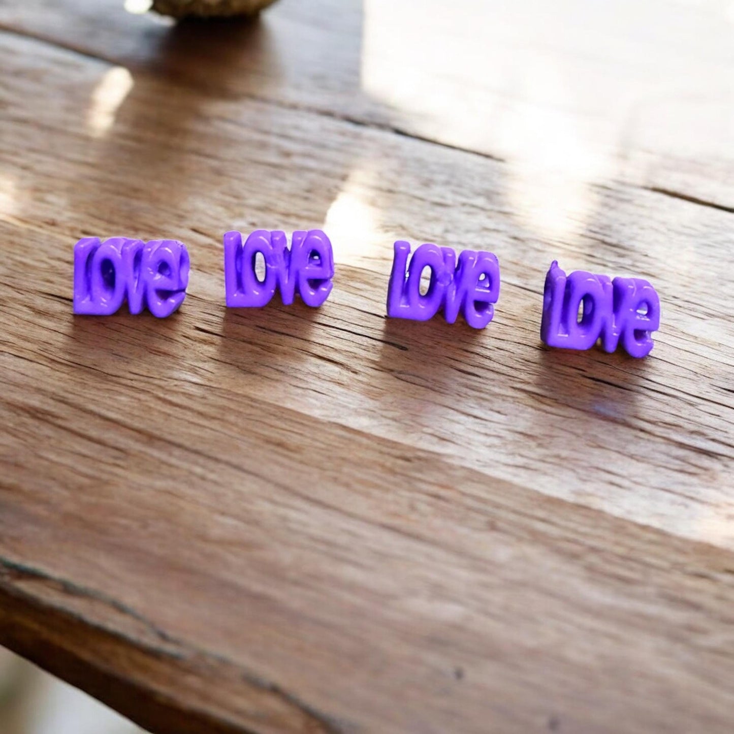 Leo Love Armband – Festival Armband mit “LOVE” Schriftzug aus Kunststoff – Leopard Design – Sommer Accessoire – Freundschaftsarmband – Handmade