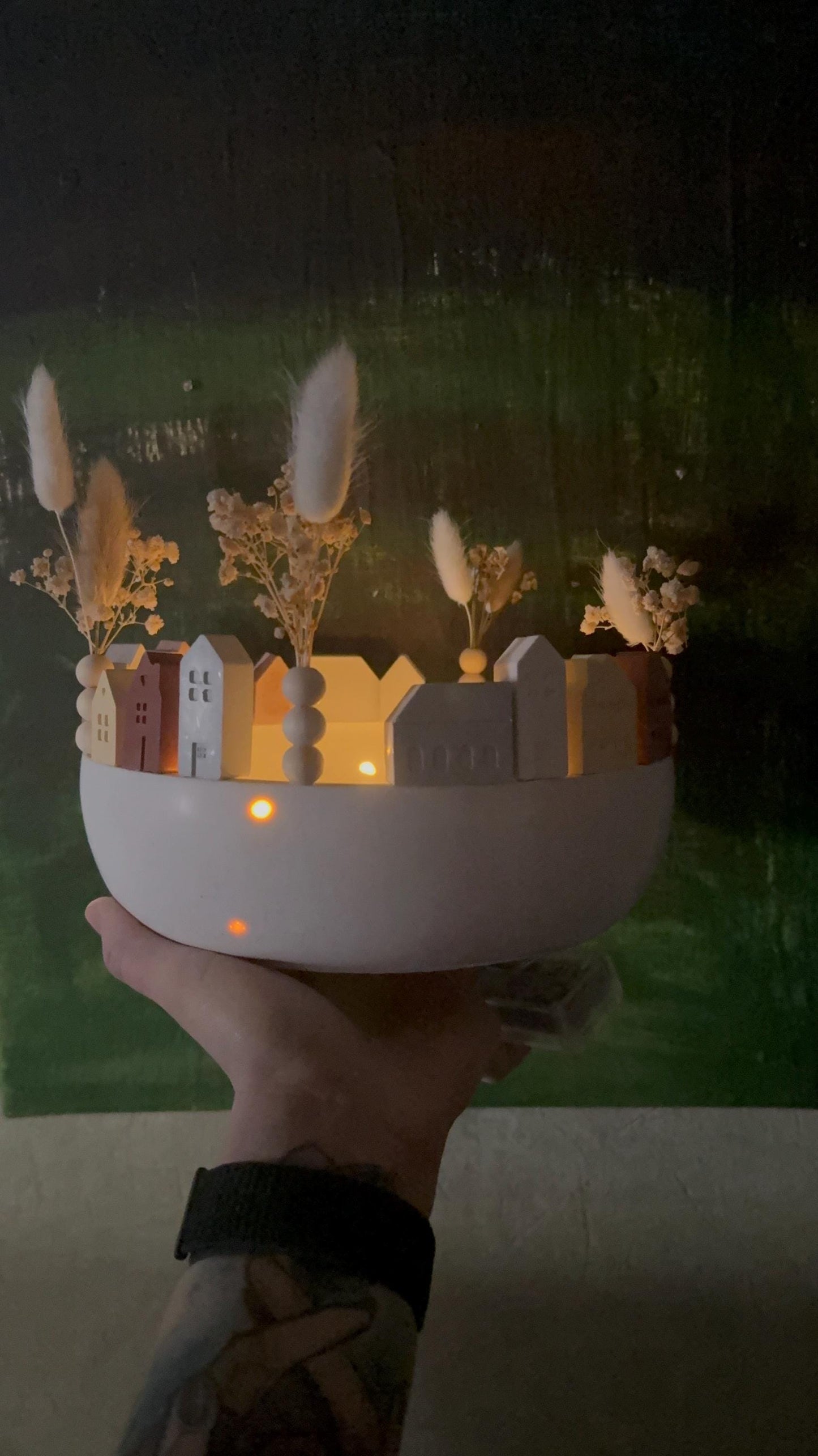 Bunte Häuserwelt in Schale | Handgemachte Gießmasse-Deko mit Trockenblumen | Pastell Wohnaccessoire Boho Stil Geschenkidee