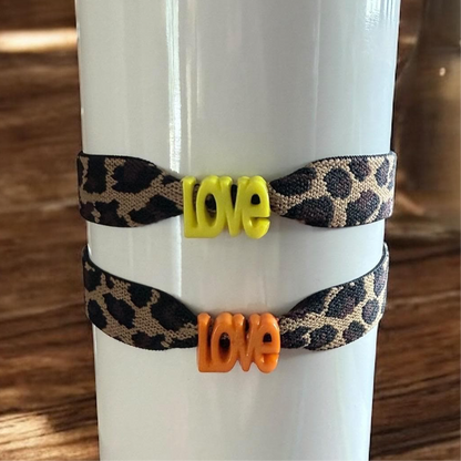 Leo Love Armband – Festival Armband mit “LOVE” Schriftzug aus Kunststoff – Leopard Design – Sommer Accessoire – Freundschaftsarmband – Handmade