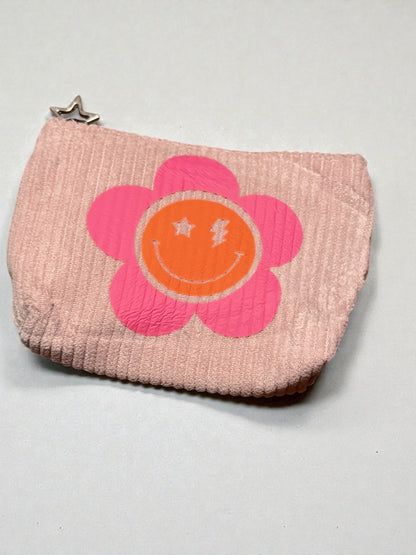 Mini Cord Bag, 10×9 cm – stylish, soft & beplottet. Perfekt für all den kleinen Kram, den du immer dabei hast. Handmade. Trendy. Ultra praktisch.
Öl