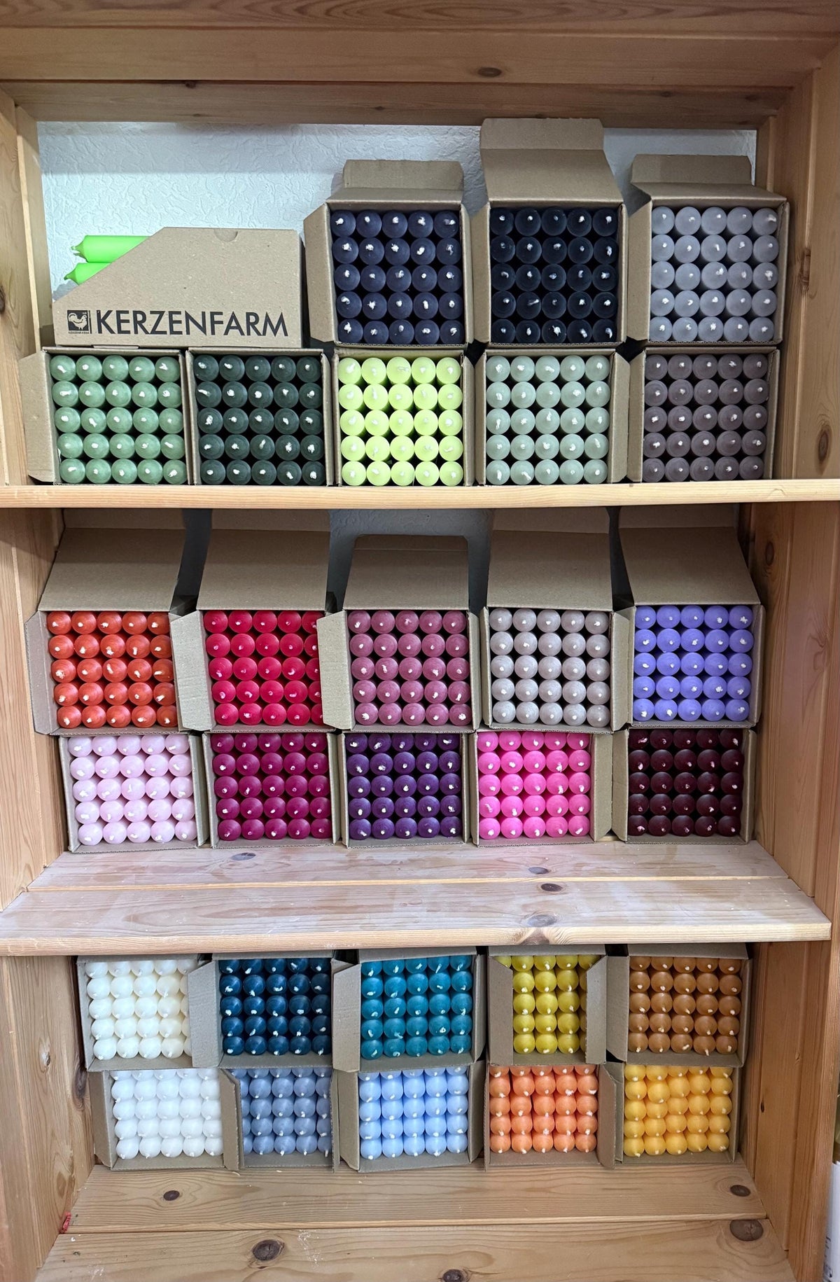 Sets der Stabkerzen 10 cm x 2,2 cm - Kerzenfarm Hahn – tropffrei & rußarm – kurze Deko-Kerzen – Handarbeit – verschiedene Farben