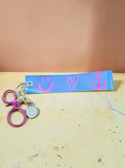 Personalisierter Schlüsselanhänger aus Kunstleder – Name oder Spruch | Statement Keychain mit Charms | Handmade Geschenk