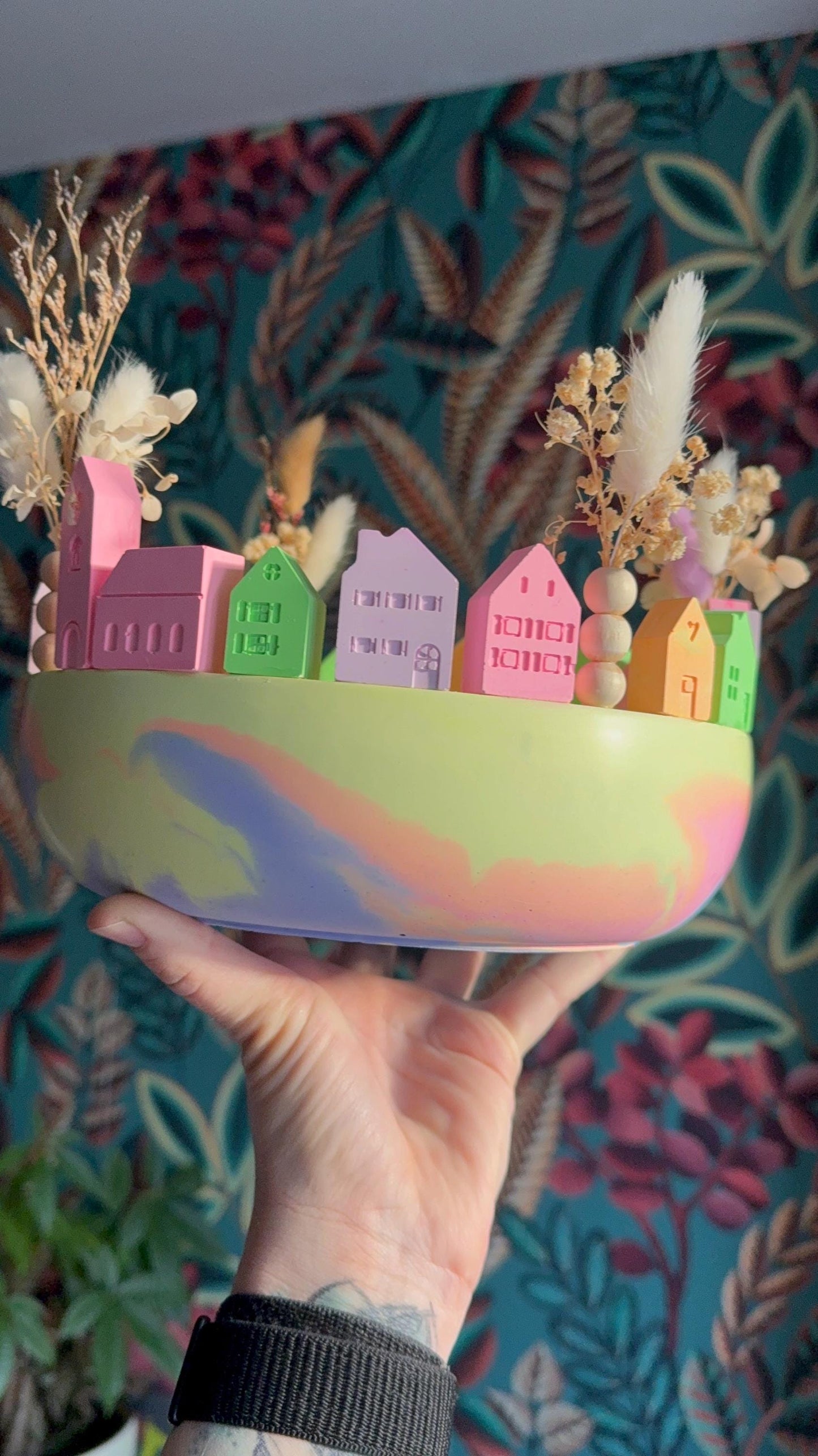 Bunte Häuserwelt in Schale | Handgemachte Gießmasse-Deko mit Trockenblumen | Pastell Wohnaccessoire Boho Stil Geschenkidee