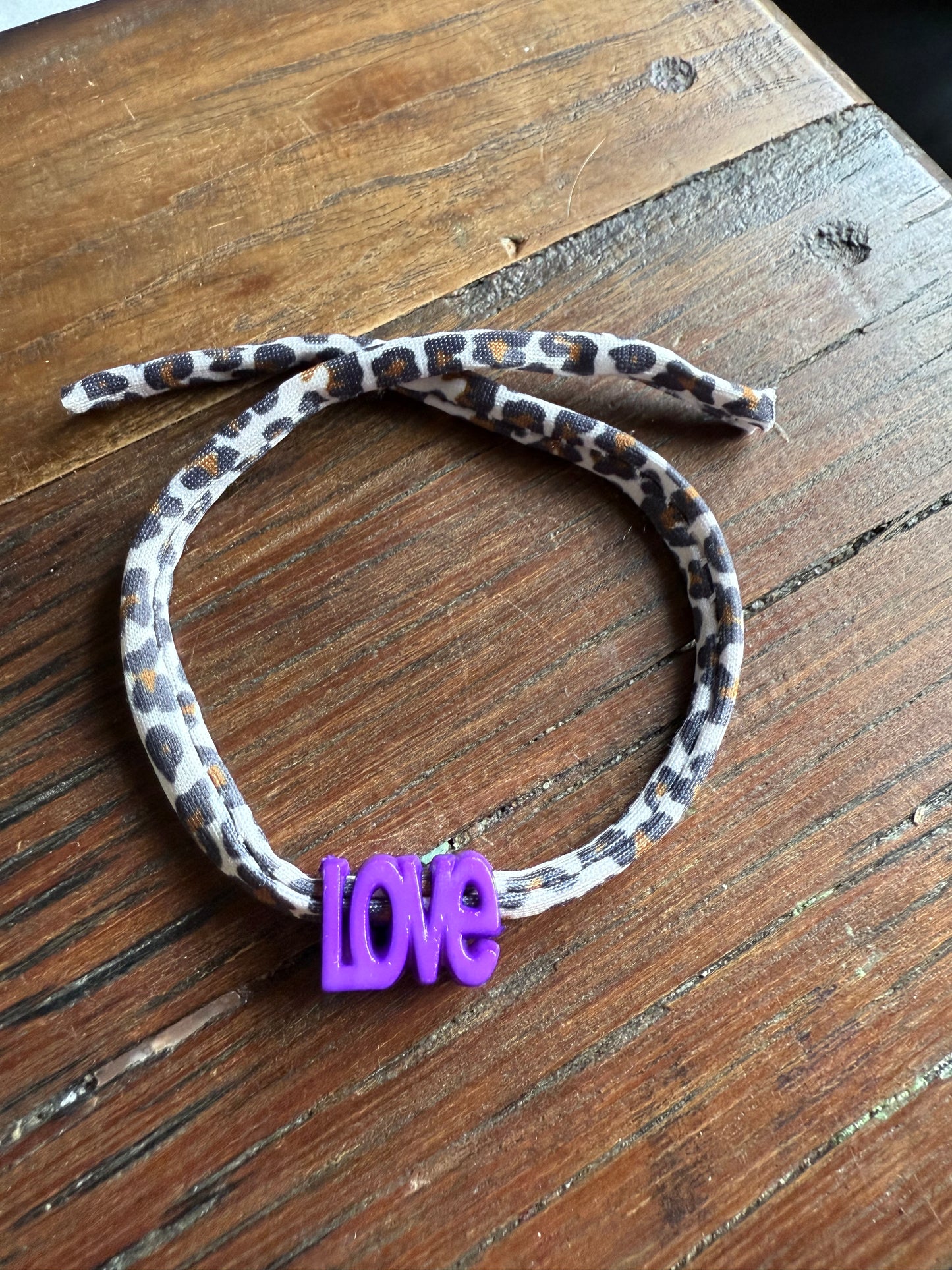 Leo Love Ibiza Armband – Festival Armband mit “LOVE” Schriftzug aus Kunststoff – Leopard Design – Sommer Accessoire – Freundschaftsarmband