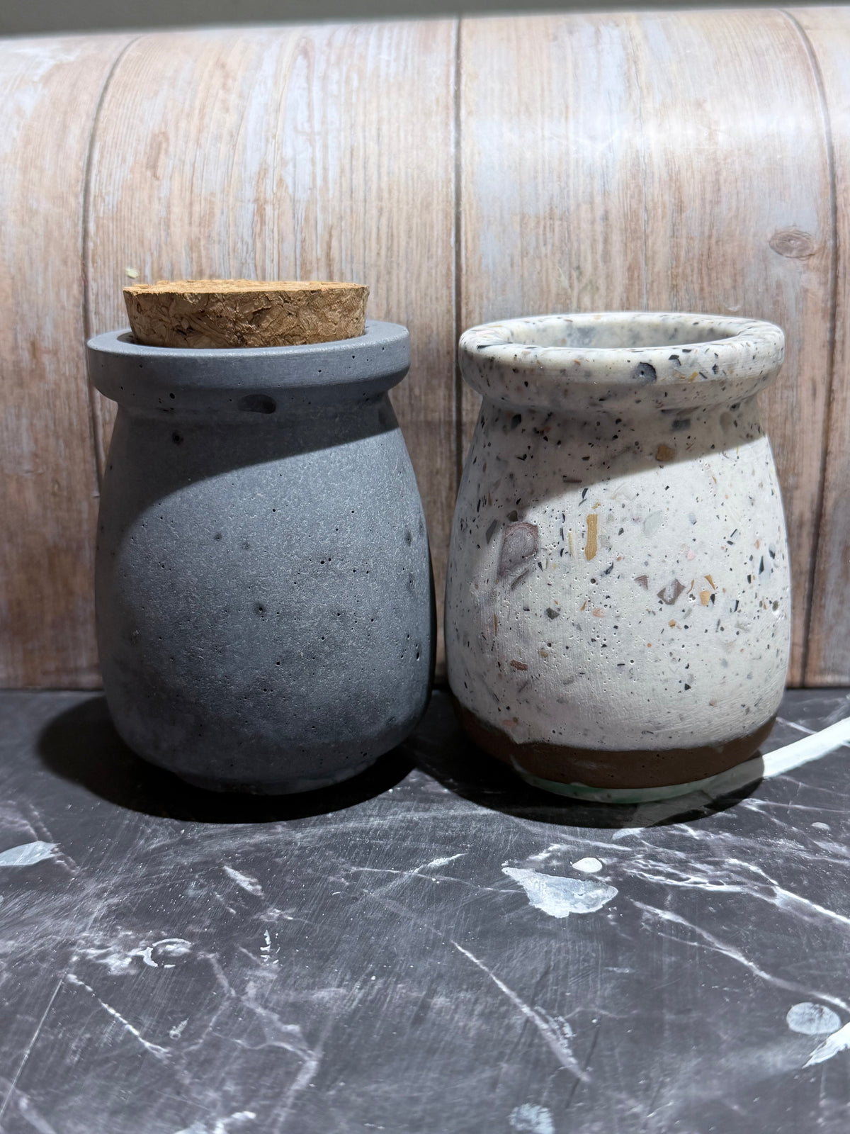 Handgemachtes Beton oder Gießpulver Gefäß mit Korkdeckel - Minimalistische Aufbewahrung & moderne Wohnaccessoires