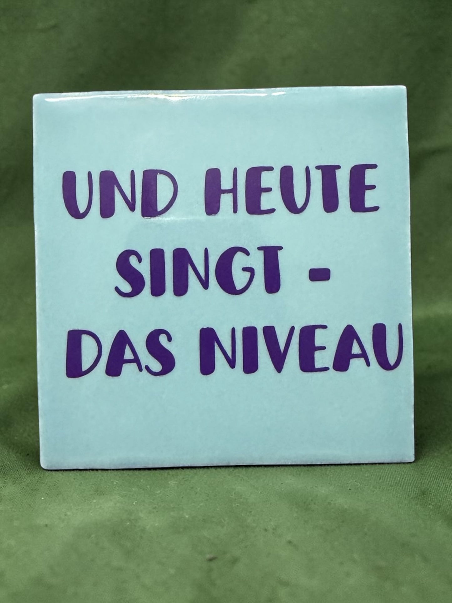 Spruch-Kachel – "Und heute singt - das Niveau "
