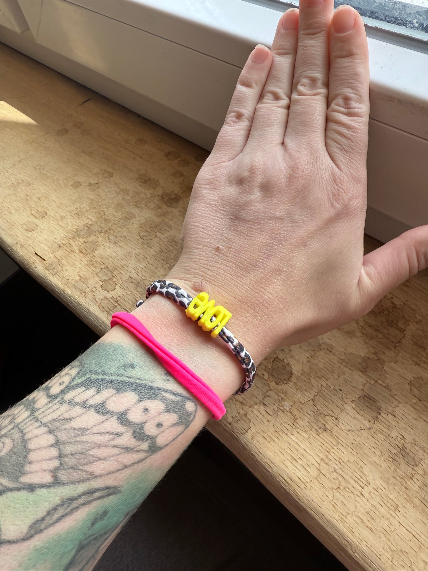 Leo Love Ibiza Armband – Festival Armband mit “LOVE” Schriftzug aus Kunststoff – Leopard Design – Sommer Accessoire – Freundschaftsarmband