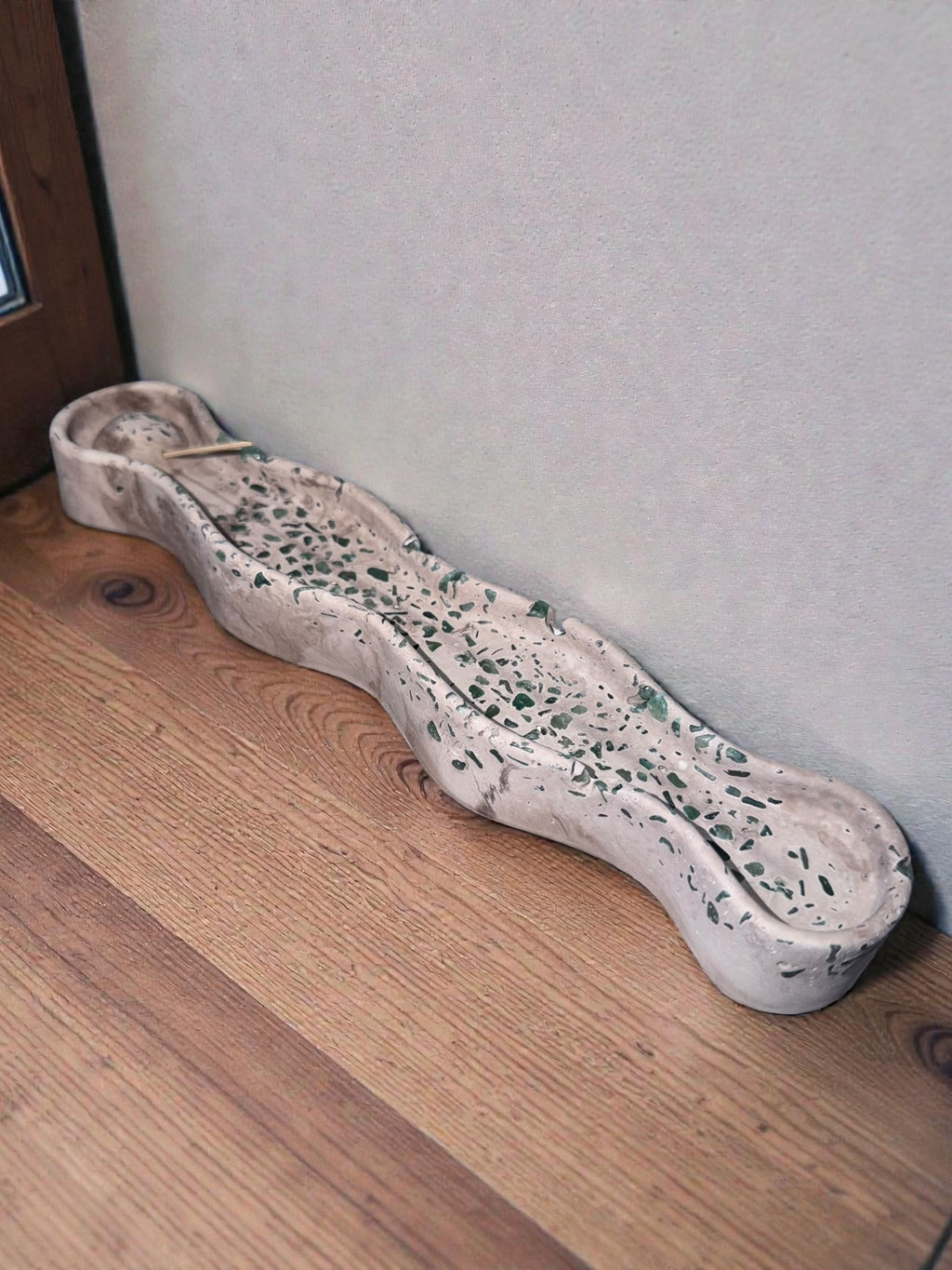 Handgemachter Räucherstäbchenhalter aus Gießmasse | Wellenform |  Boho Deko Halter | Achtsamkeit & Meditation | Geschenkidee Handmade