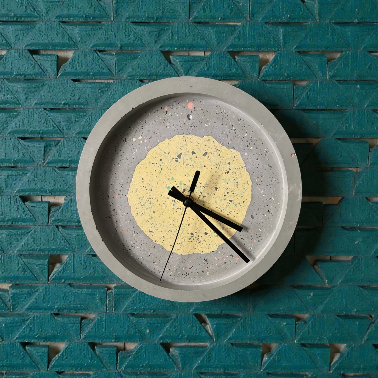 Uhr - Wanduhr - Handgemacht - Gießmasse