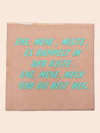 Spruch-Kachel – „ene , mene , miste es rappelt in der KIste. ene mene meck und du bist weg "
