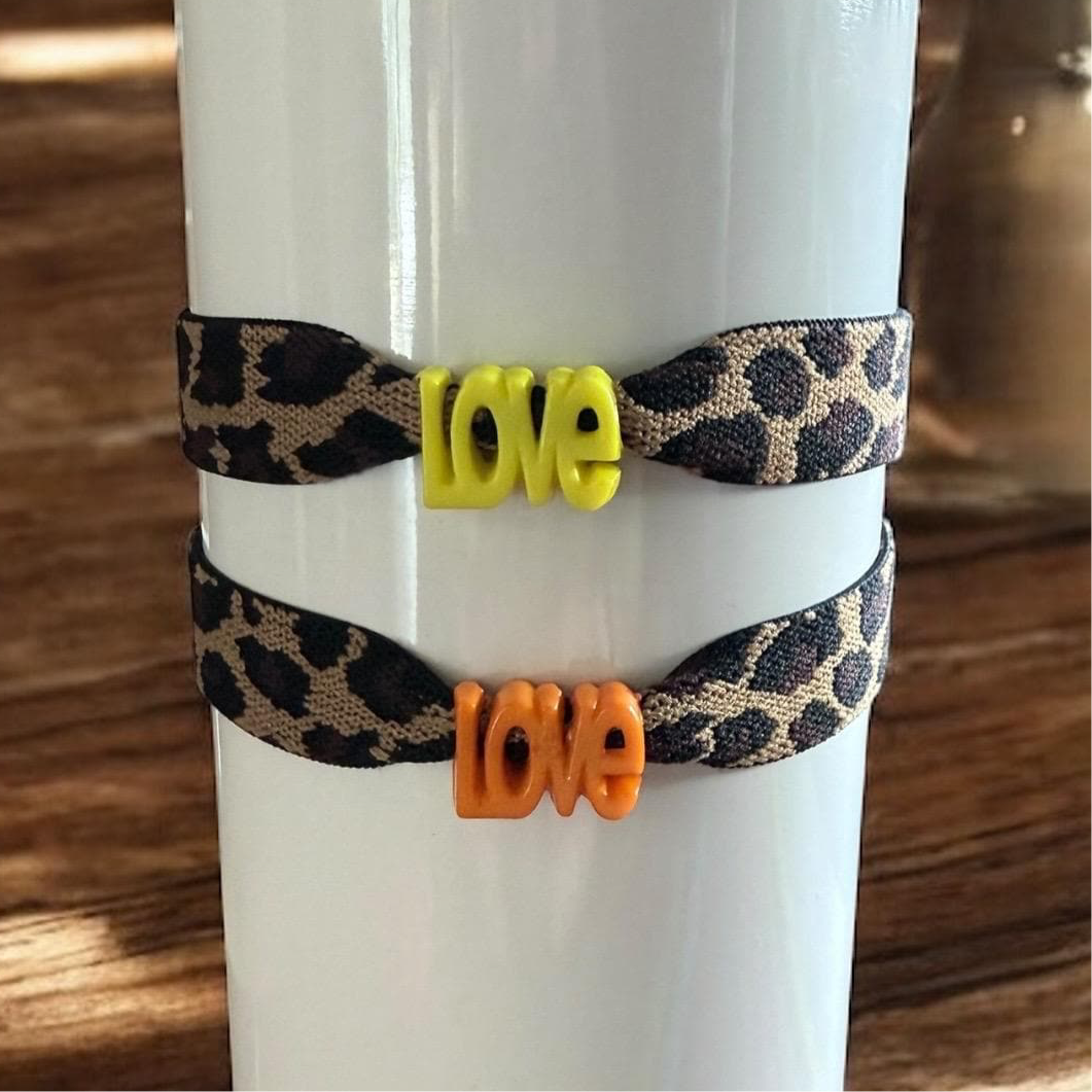 Leo Love Armband – Festival Armband mit “LOVE” Schriftzug aus Kunststoff – Leopard Design – Sommer Accessoire – Freundschaftsarmband – Handmade