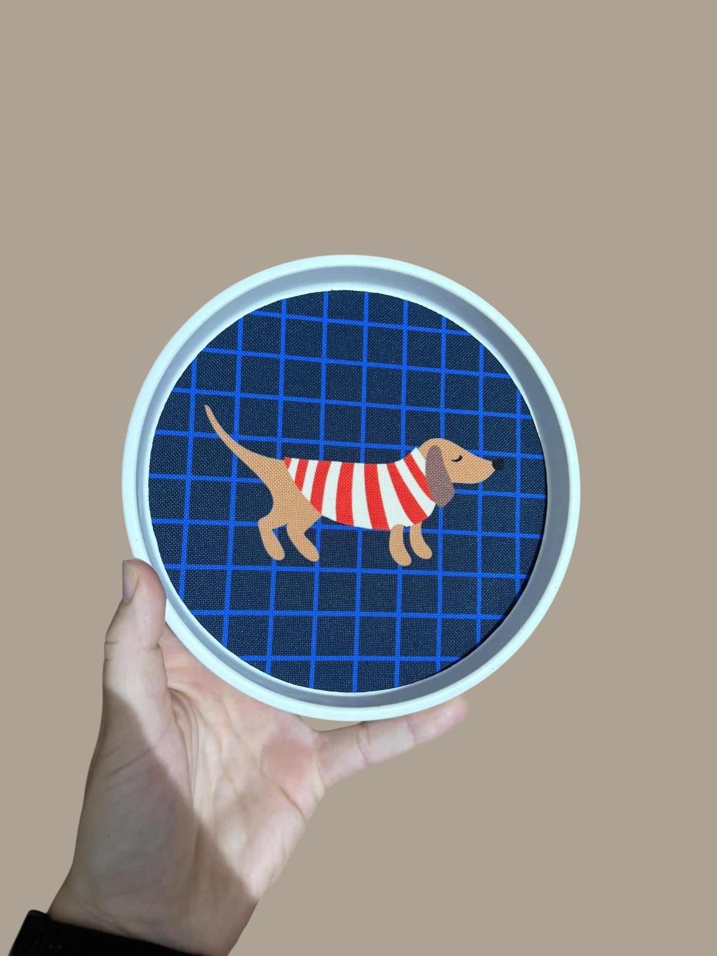 Handgemachter Wandteller aus Gießmasse – 17 cm – mit Stoffinlay | Pop-Art Deko | Dackel, Kamera, Blumen, Kaffee, Motte