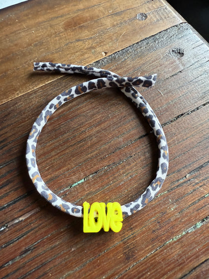 Leo Love Ibiza Armband – Festival Armband mit “LOVE” Schriftzug aus Kunststoff – Leopard Design – Sommer Accessoire – Freundschaftsarmband