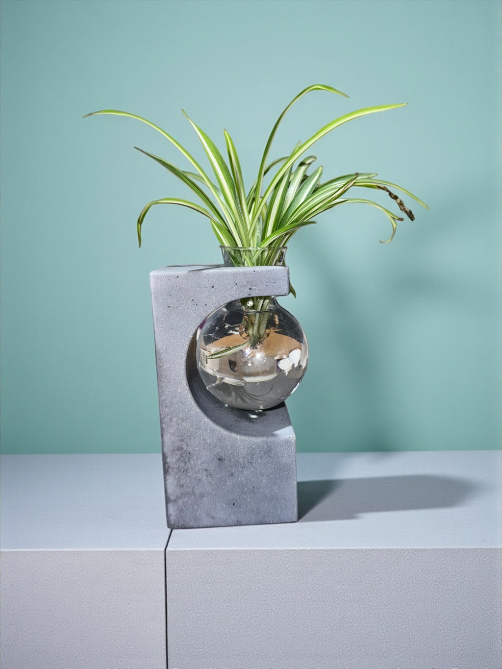 Vase en béton coulée à la main – Objet design moderne pour votre intérieur