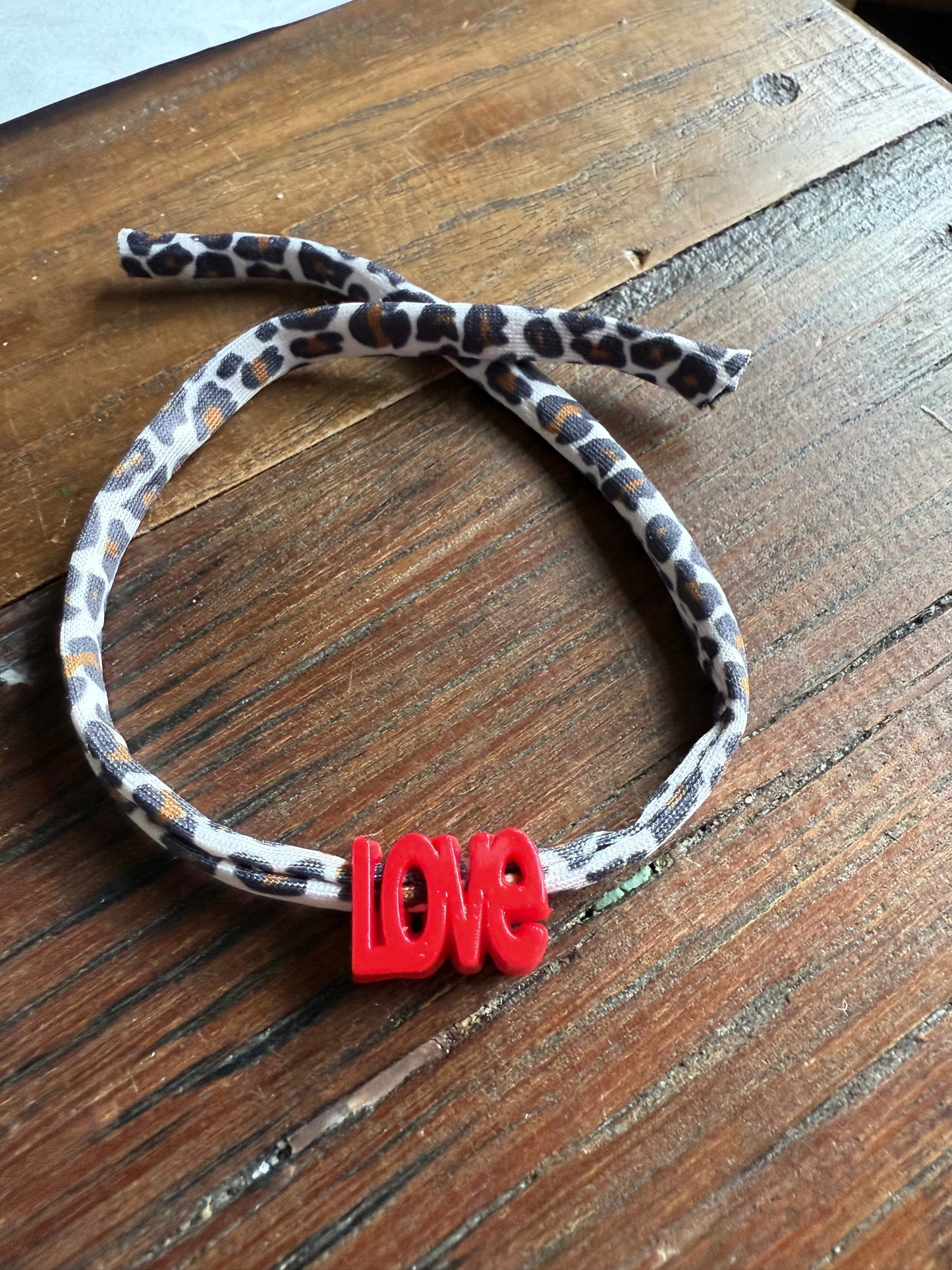 Leo Love Ibiza Armband – Festival Armband mit “LOVE” Schriftzug aus Kunststoff – Leopard Design – Sommer Accessoire – Freundschaftsarmband