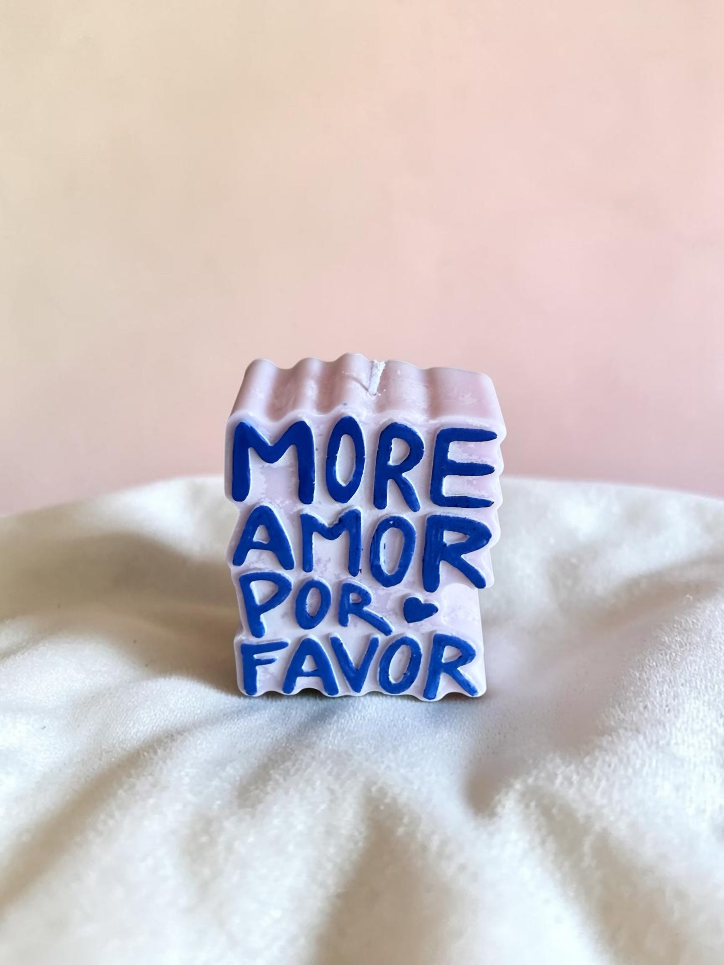 Handgegossene Statement Kerze „More Amor Por Favor“ – Bio Sonnenblumenwachs, handmade Deko Kerze