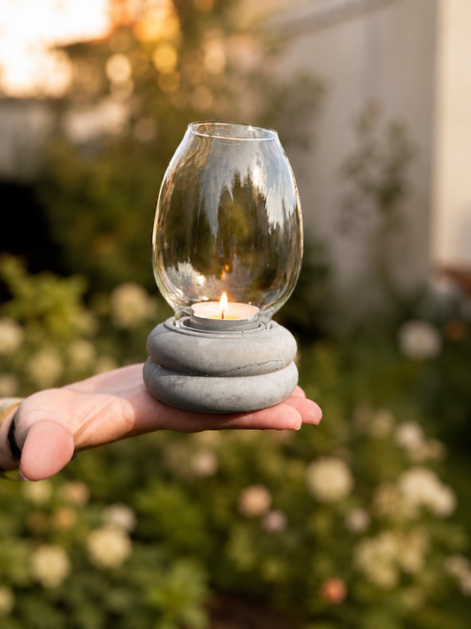 Handgemachtes Windlicht aus Beton mit Glasaufsatz