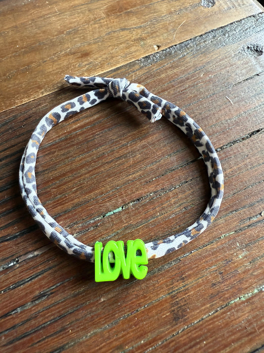 Leo Love Ibiza Armband – Festival Armband mit “LOVE” Schriftzug aus Kunststoff – Leopard Design – Sommer Accessoire – Freundschaftsarmband