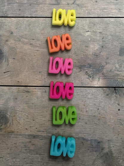 Leo Love Ibiza Armband – Festival Armband mit “LOVE” Schriftzug aus Kunststoff – Leopard Design – Sommer Accessoire – Freundschaftsarmband