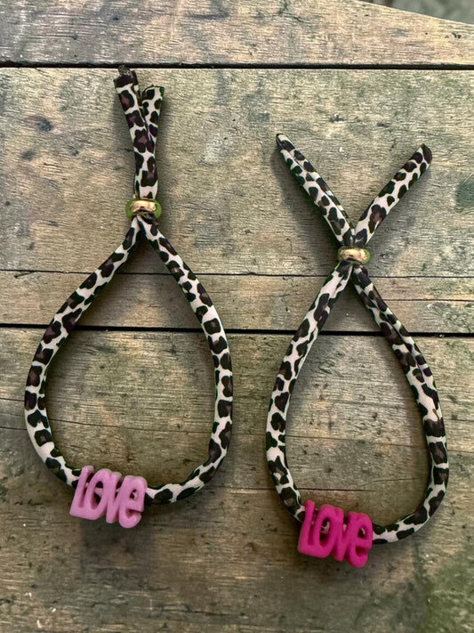 Leo Love Ibiza Armband – Festival Armband mit “LOVE” Schriftzug aus Kunststoff – Leopard Design – Sommer Accessoire – Freundschaftsarmband
