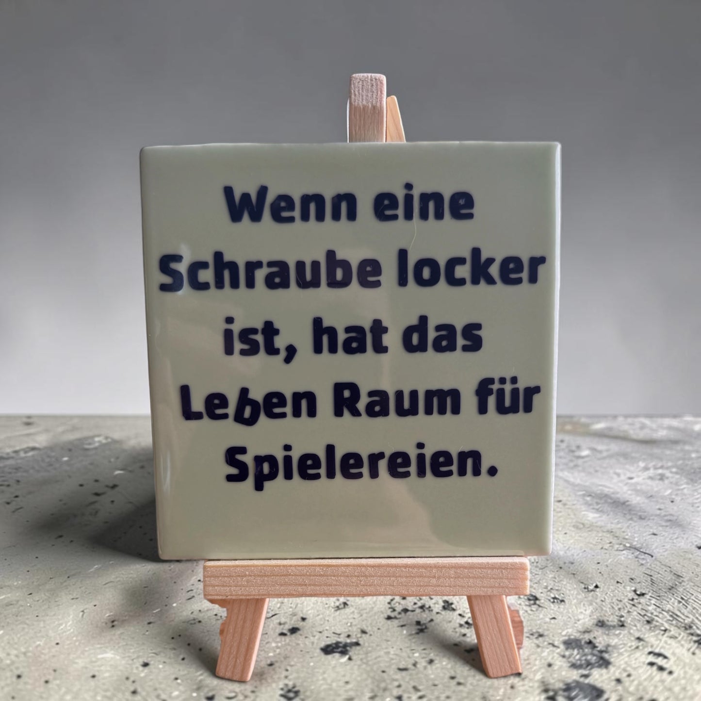 Spruch-Kachel – „ Wenn eine Schraube locker ist , hat das Leben Raum für Spielereinen“