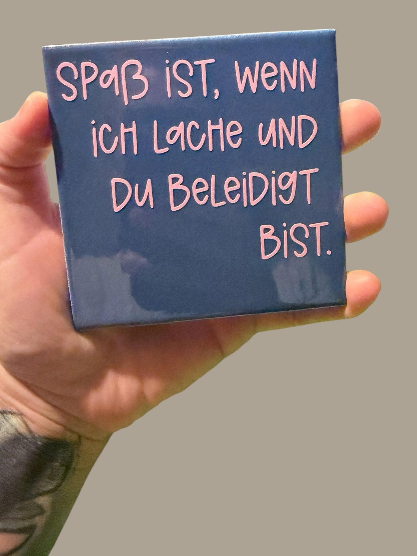 Spruch-Kachel – „ Spaß ist wenn ich lache und du beleidigt bist „