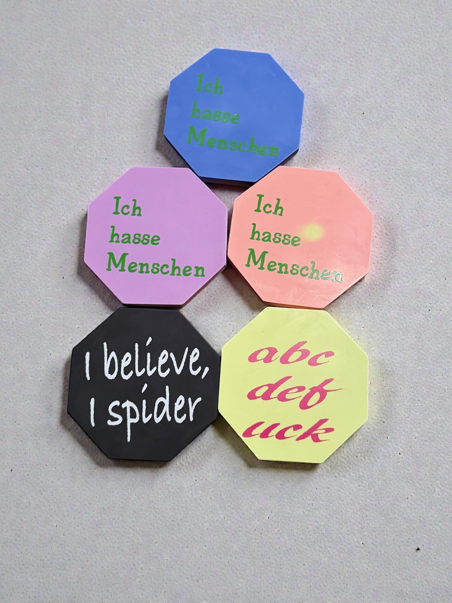 Handgegossene-Magnete – 9–10 cm – sarkastisch, ehrlich & absolut dekorativ Statement Magnete / Kühlschrank Magnete