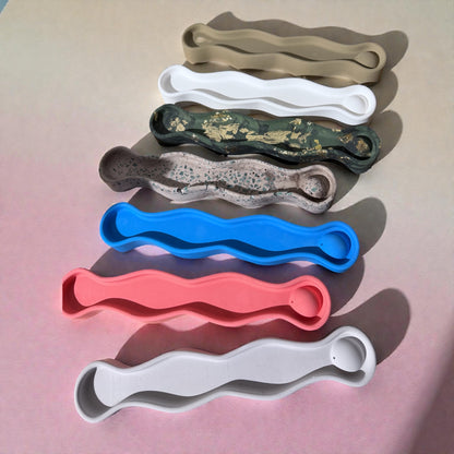 Handgemachter Räucherstäbchenhalter aus Gießmasse | Wellenform |  Boho Deko Halter | Achtsamkeit & Meditation | Geschenkidee Handmade