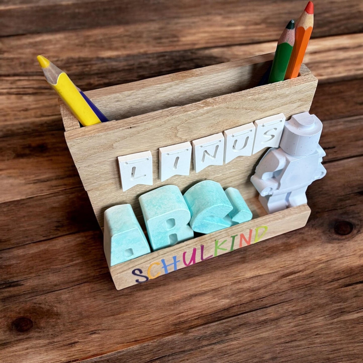 Personalisierter Stiftehalter zur Einschulung – Name & ABC Deko – Geschenk für Schulanfänger