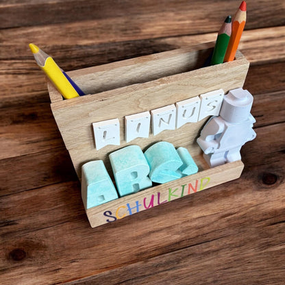 Personalisierter Stiftehalter zur Einschulung – Name & ABC Deko – Geschenk für Schulanfänger