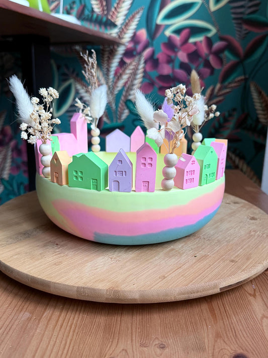 Bunte Häuserwelt in Schale | Handgemachte Gießmasse-Deko mit Trockenblumen | Pastell Wohnaccessoire Boho Stil Geschenkidee