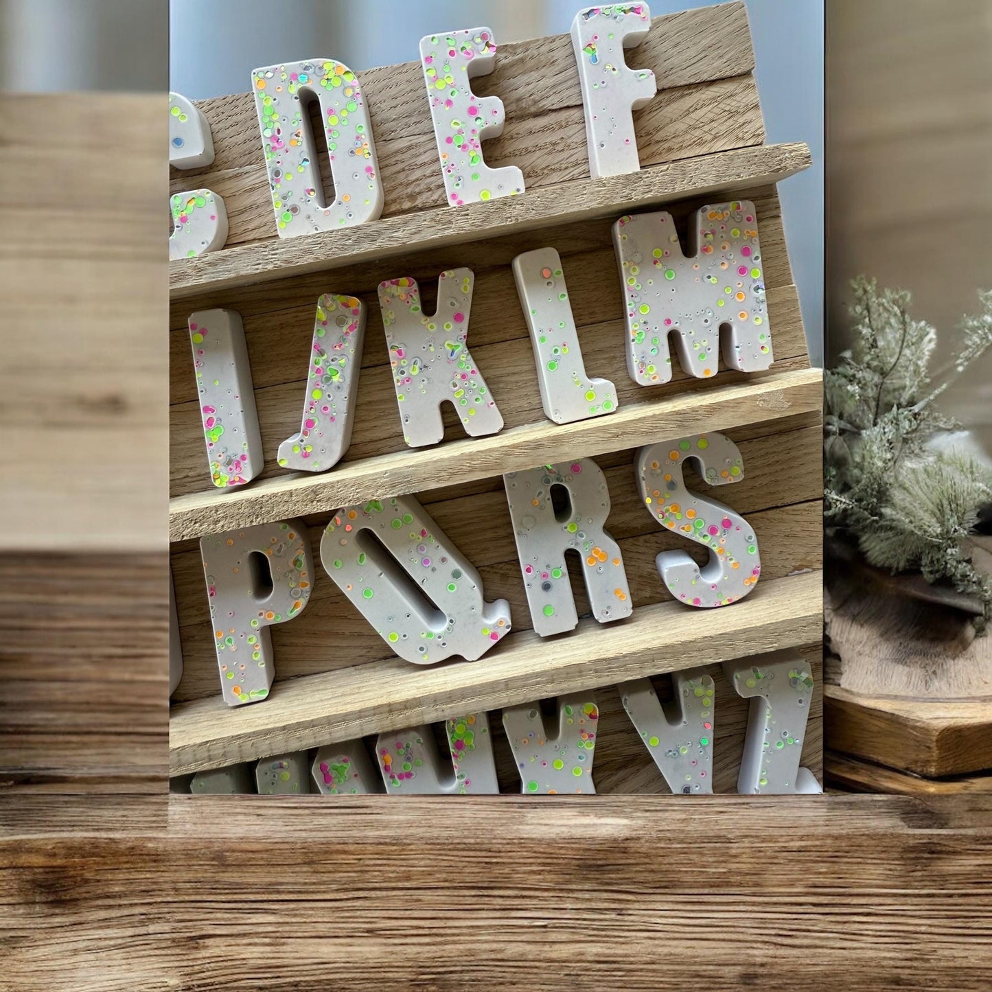 JESIN Magnetbuchstaben – Handgemachte Resin Buchstaben mit buntem Konfetti – Personalisierte Kühlschrankmagnete