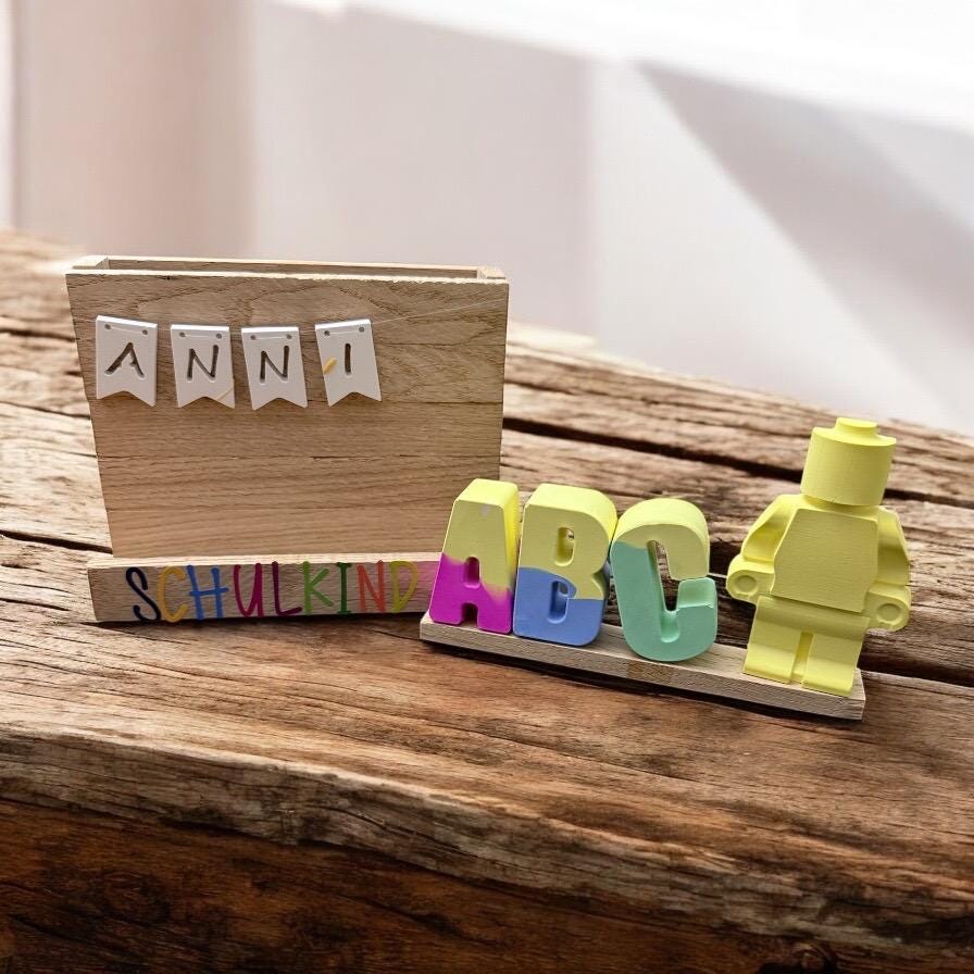 Personalisierter Stiftehalter zur Einschulung – Name & ABC Deko – Geschenk für Schulanfänger