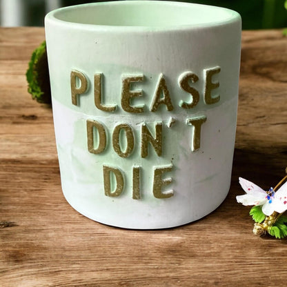 Witziger Blumentopf aus Gießmasse | „Please Don’t Die“ Pflanzenübertopf | Handmade Dekoration für Zimmerpflanzen | Geschenk für Pflanze