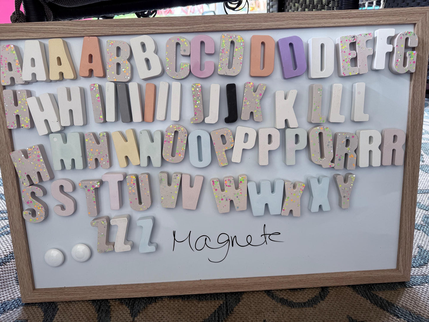 JESIN Magnetbuchstaben – Handgemachte Resin Buchstaben mit buntem Konfetti – Personalisierte Kühlschrankmagnete